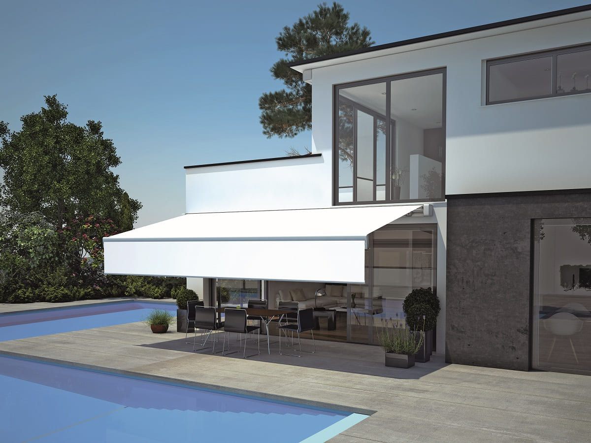 Modernes Haus mit einer Markise über der Terrasse