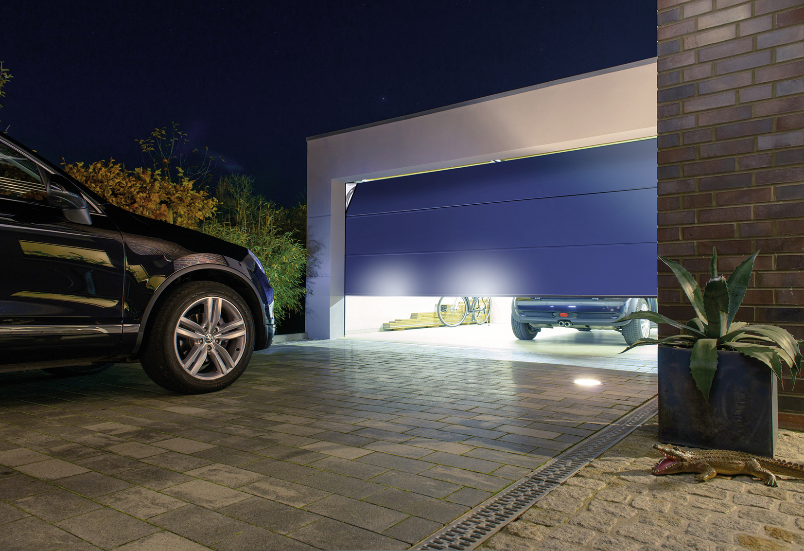 Blaues Garagentor von